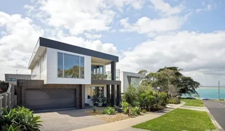 Beachside Getaway - short stroll to beach and shops. Pet friendly with approval