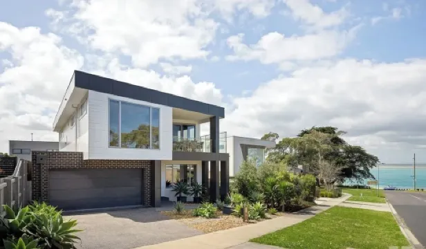 Beachside Getaway - short stroll to beach and shops. Pet friendly with approval