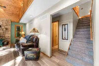 Table Rock Lake View, Huge Deck, Trees, Quiet, Updated, Decorated for Holidays!