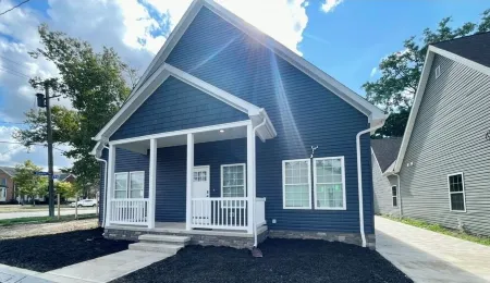 New Home, Walk to Clinic, Private Patio & Hot Tub!