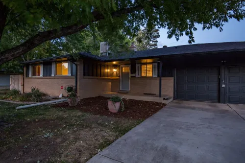 Arvada Oasis + New Hot Tub Sleeps up to 16 with 6 Cozy Beds!!