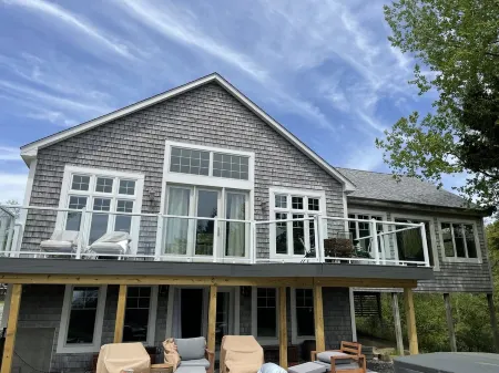 Bright waterfront home, 20 minutes to Acadia. Hot tub