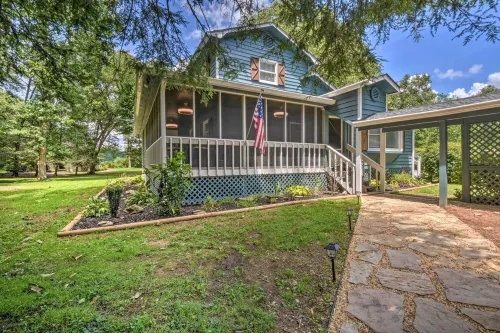 Private Riverside Home -- Hot Tub~King Bed~Kitchen