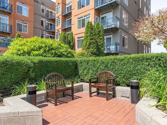 Seattle Among The Trees: in Belltown with Parking!