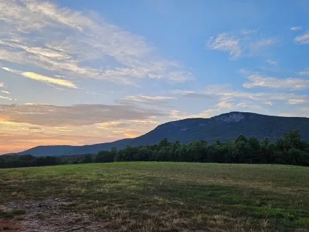 Charming 2-bedroom farmhouse with an awesome view minutes from Hanging Rock