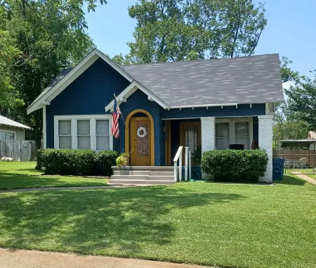 Historic, Cozy Home in the Heart of Town Отели в г. Cherokee County