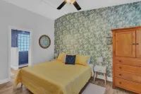 Central Vero Family Bungalow 6 Bed, 3 Bath w/ Heated Pool