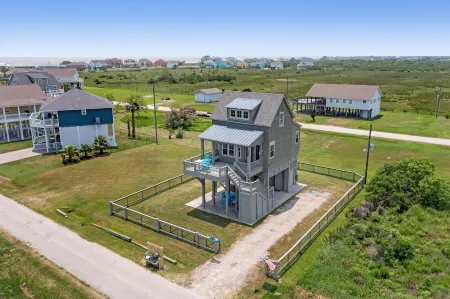 5 min walk to beach. Pet friendly. Ocean Views! Отели рядом с достопримечательностью «Port Bolivar»