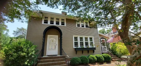 Yorktown - 3 Private Rooms and Bath for 1 Group/Party. Not a Whole Home Rental.