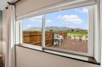 Country Home with Mountain Views, 4 Bedrooms, A/C, Allows Pets!