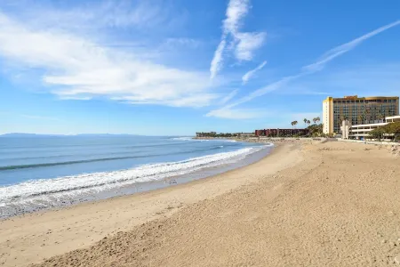 Modern Victorian Home Walking Distance To Ventura Pier and Downtown Restaurants Отели рядом с достопримечательностью «Эмма Вуд Стейт Бич»