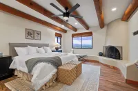 Cimarron: Spectacular city and mountain views, pool, hot tub, and more!