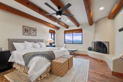 Cimarron: Spectacular city and mountain views, pool, hot tub, and more!