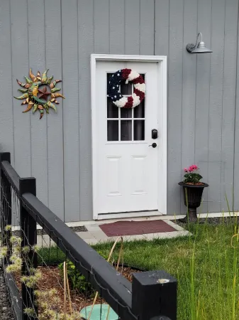 Cozy Cottage Retreat – Private Yard, Sunset Views & Peninsula Access Отели рядом с достопримечательностью «Нью Дангенесс Лайтхаус»