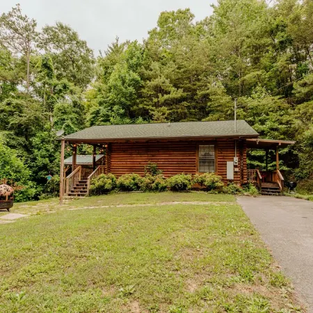 Secluded Cabin getaway-Hot Tub/AC/cable by Pforge