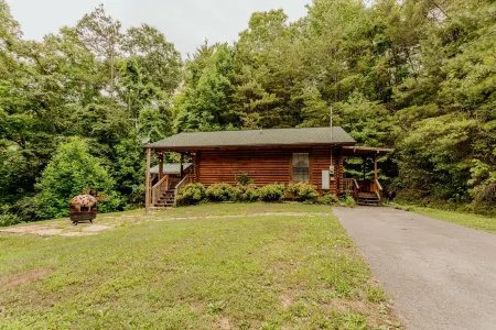 Secluded Cabin getaway-Hot Tub/AC/cable by Pforge