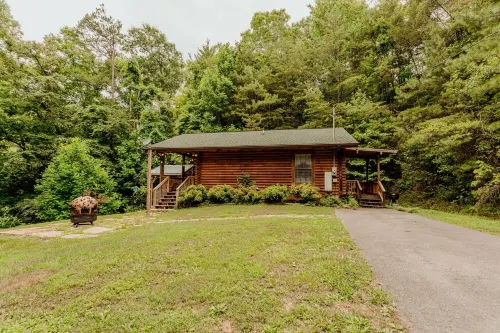 Secluded Cabin getaway-Hot Tub/AC/cable by Pforge