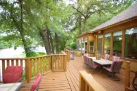 Tranquil Texoma Lake House w/ private lake on .5 acres & steps from Lake Texoma