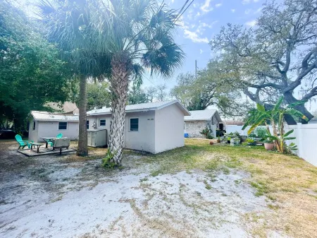 Cozy, Coastal Cottage in Art District Отели в г. Мельбурн
