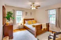 Whimsical & Cozy Home, <1mile to lake, Arcade machine, Family Friendly, Quiet Hotels near Speedway