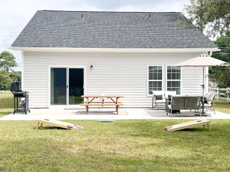 Close 2 Beach & Bases-Game Room-Stocked Kitchen-Backyard oasis-2 Fire Pits-Grill Отели в г. Холли Ридж