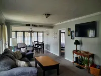 Cozy Blue Cottage With Access To All Sports Lake. Hotels in Montcalm County