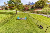 Mountain Views / Dog-Friendly & Fully Fenced Yard