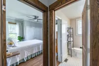 Stylish craftsman, perfect for groups, steps away from Downtown! Hotels near International Paranormal Museum and Research Center