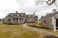 Waterfront Chatham Village, Short Walk to Town & Lighthouse Beach