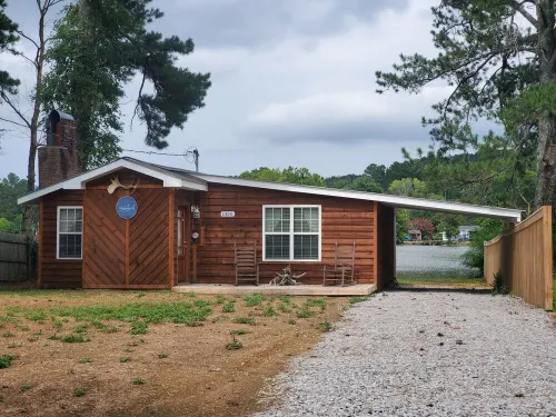 Lakeside Cottage , Fish from your back deck!