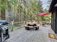 The Pines on Maples~ Hot Tub ~ Fire Pit & Indoor Fireplace - Game Room