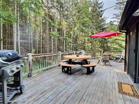 The Pines on Maples~ Hot Tub ~ Fire Pit & Indoor Fireplace - Game Room