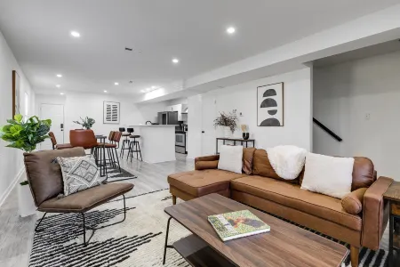 Large Home, 2 Blocks from Lake/ Park, Outdoor Dining + Parking Отели рядом с достопримечательностью «Университет Ричмонд»