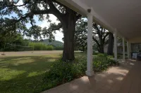 PeachTree Cottage near Lost Maples