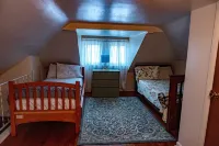 Spacious Home a mile away of York expo center with free parking lot.