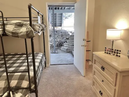 Cozy Family Friendly Lodge, 2 Games Rooms, Hot Tub, EV Charger