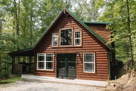 "The Lantern" Woodsy Cabin Experience w/ HotTub