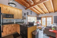 Hello Summer! Gorgeous 1 Bdrm on Main Street!
