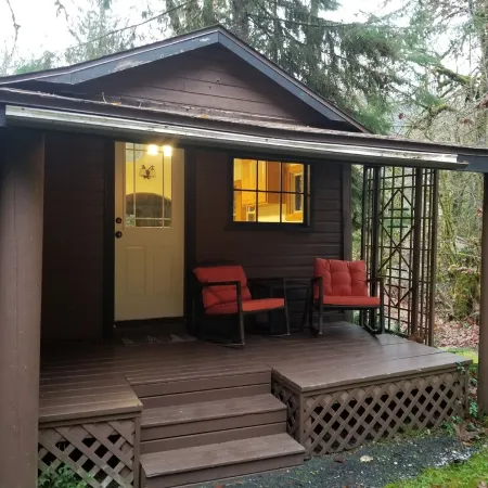 Cozy Rustic 20 minutes to Mt Baker walk to town, hot tub, High Speed Internet