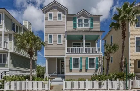 Sandpiper Cottage - Fantastic Beach Front Property on Georgia Coast w/ Elevator! Отели рядом с достопримечательностью «St. Simons Island Lighthouse Museum»