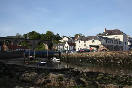 Vintage Beach House - a calm, stylish space by the beach. Отели рядом с достопримечательностью «Elie Beach»