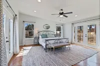The Porch & Prairie Ranch, Sleeps 20! Peaceful Oasis, Pool, Jacuzzi, Events!
