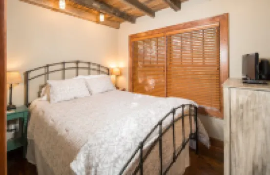 Rustic & cozy, 3 decks w/ loft, 10 min to downtown