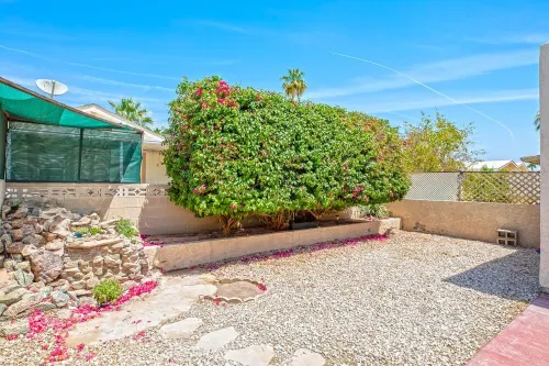 Entire - Pristine & Modern Condo