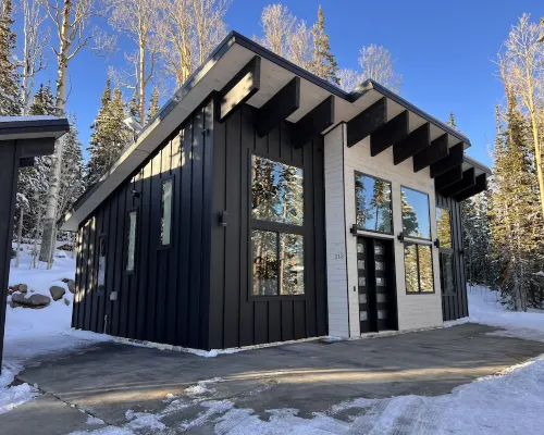 Chalet Black: Modern Ski Resort Haven in Wooded Paradise! 4 queen beds Hotels in Brian Head