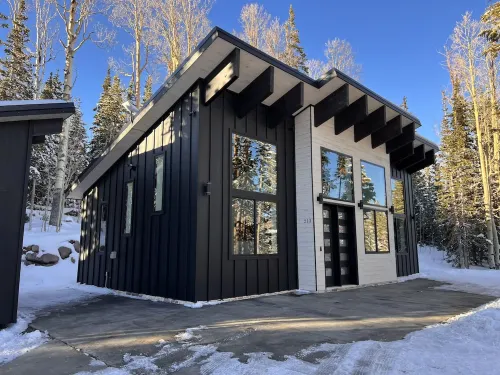 Chalet Black: Modern Ski Resort Haven in Wooded Paradise! 4 queen beds
