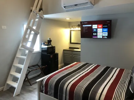 Hockey Room - Sleeps 7, Two TVs & Wooded Trails