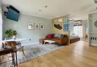 Private Detached Guest House Close to Historic Charleston