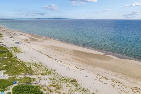 Bright & Beautiful Waterfront Cape Cod Home Отели в г. Сандуич