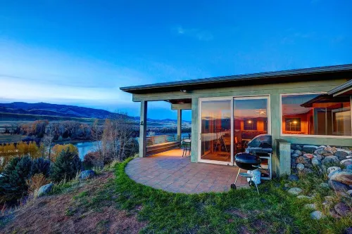 Riverfront property with the best views in Paradise valley! Hotels in Pray